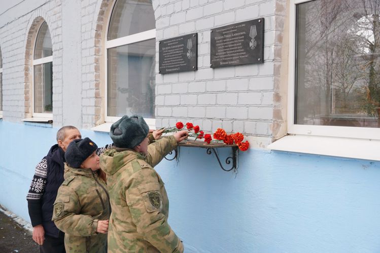 Новгородские росгвардейцы почтили память военнослужащих, героически погибших при исполнении служебного долга