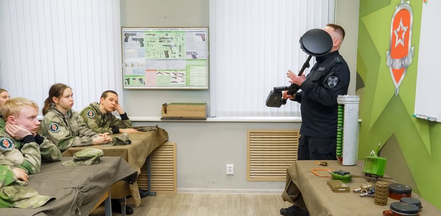 Новгородские росгвардейцы встретились с воспитанниками клуба «Русичи»