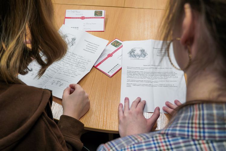Новгородские школьники написали письма поддержки для бойцов Росгвардии