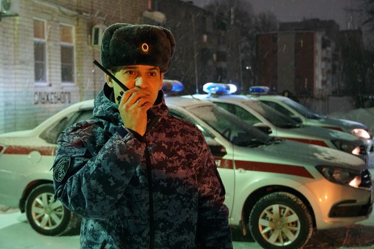 В Новгородской области росгвардейцы задержали подозреваемого в грабеже