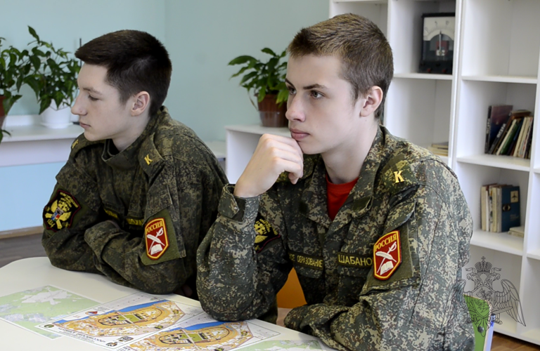 Новгородские росгвардейцы провели занятие для школьников по топографии 