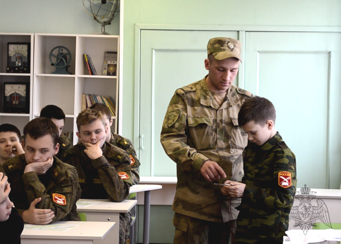 Новгородские росгвардейцы провели занятие для школьников по топографии