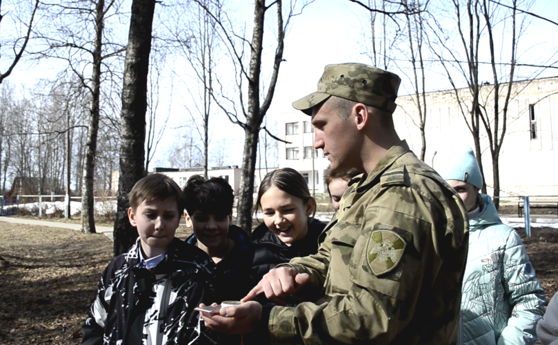 Новгородские росгвардейцы провели занятие для школьников по топографии 