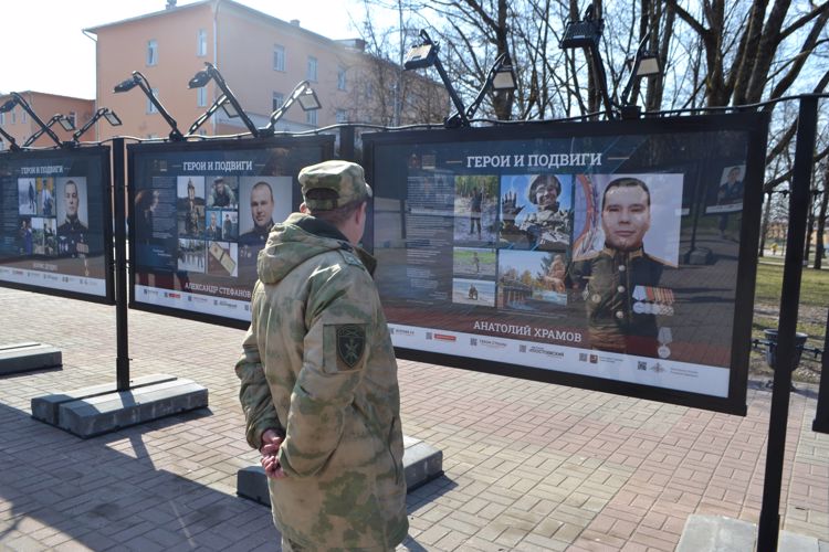 Новгородские росгвардейцы  приняли участие в выставке, посвященной подвигам героев специальной военной операции