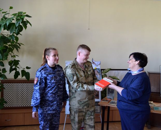 Новгородские росгвардейцы  организовали  и  провели   акцию «Книги от  Росгвардии»