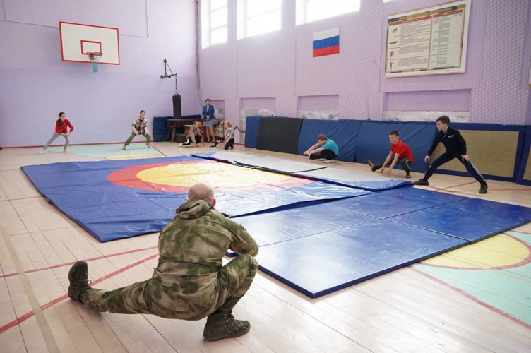 Новгородские росгвардейцы провели для школьников мастер-класс по самообороне