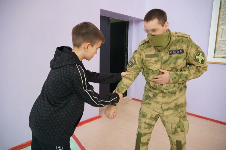 Новгородские росгвардейцы провели для школьников мастер-класс по самообороне