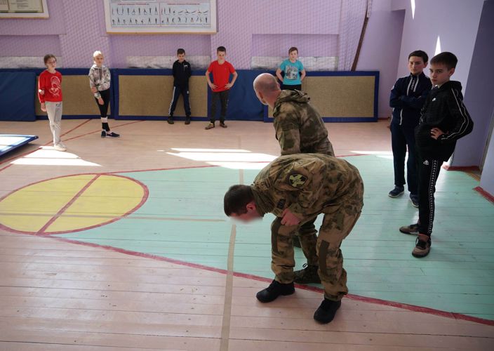 Новгородские росгвардейцы провели для школьников мастер-класс по самообороне
