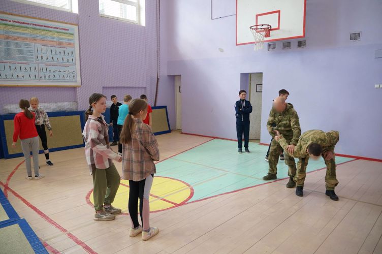 Новгородские росгвардейцы провели для школьников мастер-класс по самообороне