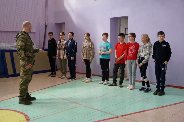 Новгородские росгвардейцы провели для школьников мастер-класс по самообороне