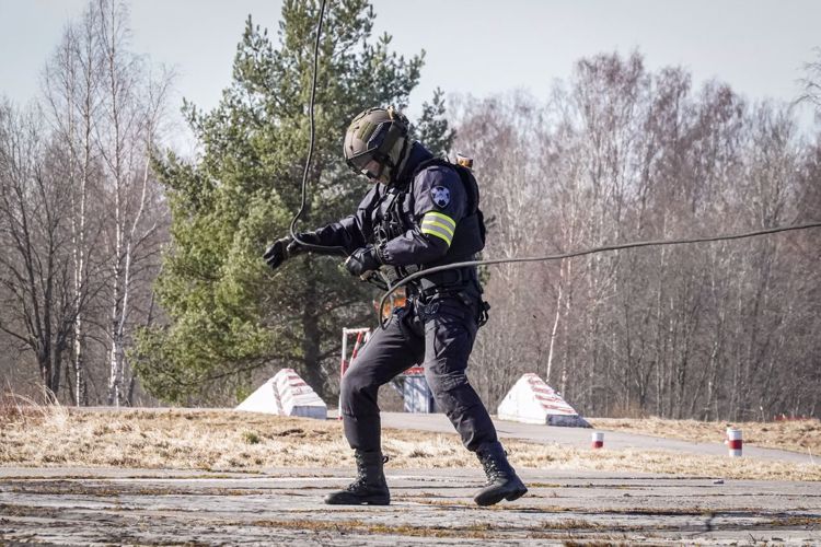 Под Петербургом   новгородский СОБР  «Рубин» Росгвардии отработал беспарашютное десантирование