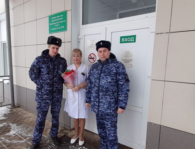 Новгородские росгвардейцы поздравили вдову сотрудника погибшего при исполнении служебного долга