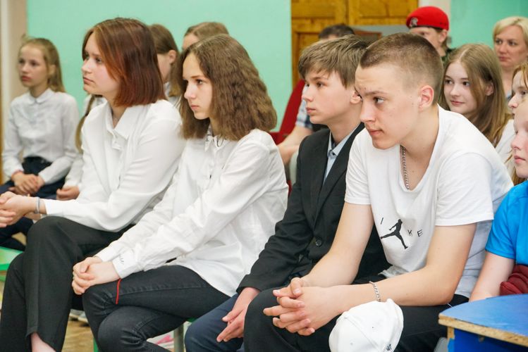 Новгородские росгвардейцы провели со школьниками тематическую встречу