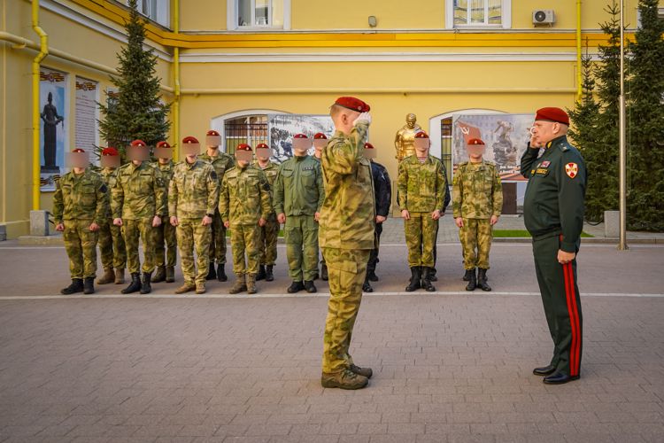 Новгородские росгвардейцы в Санкт-Петербурге на совете краповых беретов  обсудили поддержку участников СВО