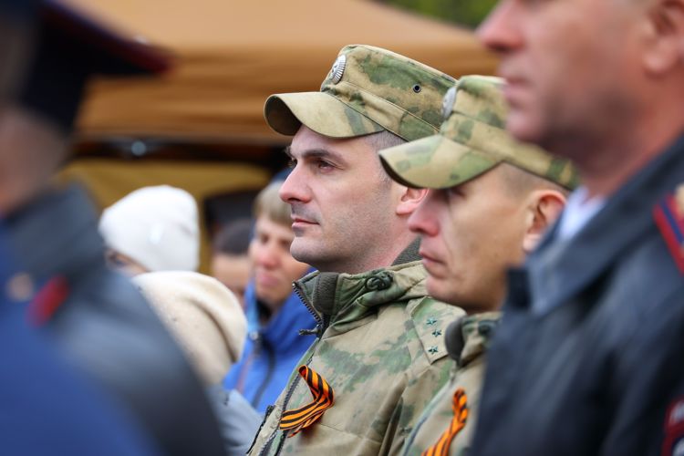 Новгородские росгвардейцы приняли участие в возложении цветов у стелы «Город воинской славы»