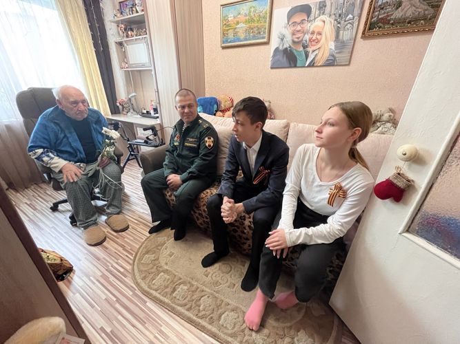             Новгородские   росгвардейцы поздравили с  наступающим Днем Победы ветеранов Великий Отечественной войны