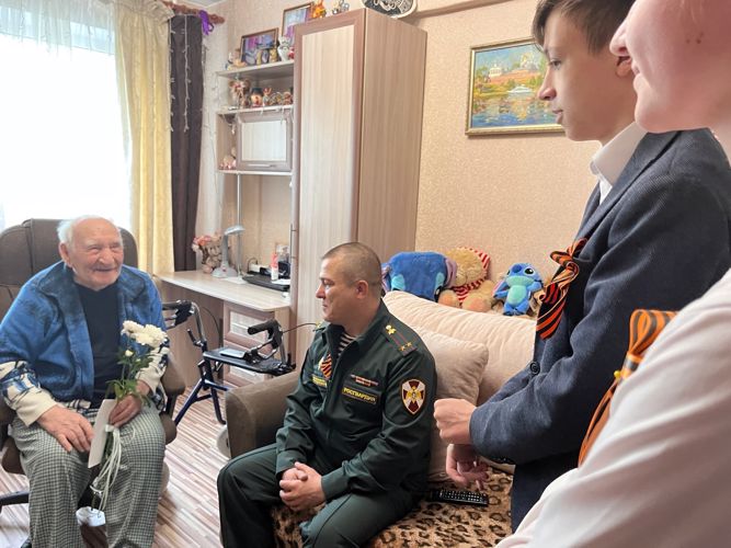            Новгородские   росгвардейцы поздравили с  наступающим Днем Победы ветеранов Великий Отечественной войны