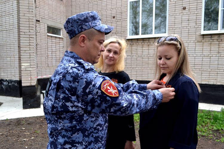 Новгородские росгвардейцы    вручили более 50  георгиевских лент  жителям  региона