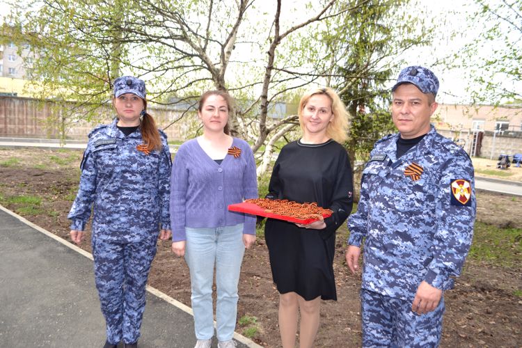 Новгородские росгвардейцы    вручили более 50  георгиевских лент  жителям  региона