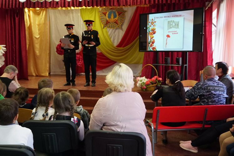 Новгородские росгвардейцы приняли участие в судействе  школьного конкурса  военно-патриотической песни