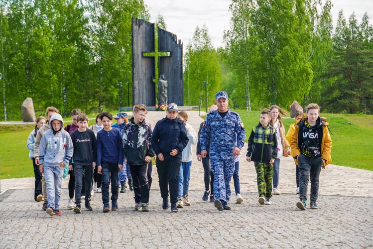 Новгородские росгвардейцы провели военно-патриотическое занятие для учащихся подшефного класса 