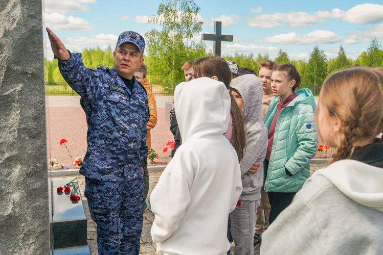 Новгородские росгвардейцы провели военно-патриотическое занятие для учащихся подшефного класса