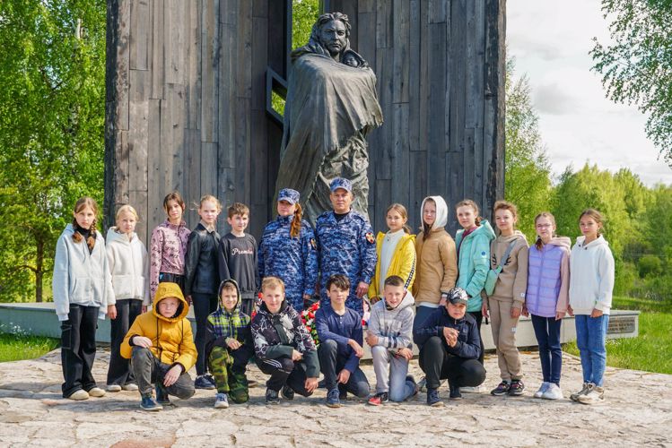 Новгородские росгвардейцы провели военно-патриотическое занятие для учащихся подшефного класса 
