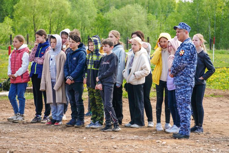 Новгородские росгвардейцы провели военно-патриотическое занятие для учащихся подшефного класса 