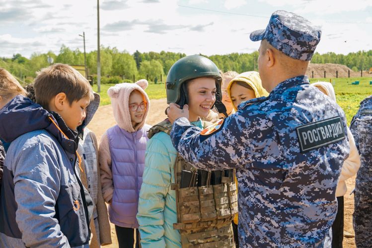 Новгородские росгвардейцы провели военно-патриотическое занятие для учащихся подшефного класса 