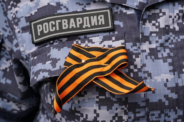             Новгородские   росгвардейцы поздравили с  наступающим Днем Победы ветеранов Великий Отечественной войны