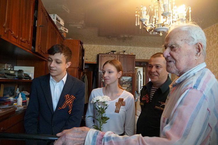             Новгородские   росгвардейцы поздравили с  наступающим Днем Победы ветеранов Великий Отечественной войны