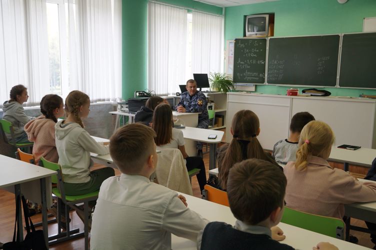 Новгородские росгвардейцы провели для школьников  тематическое занятие «Разговоры о важном»