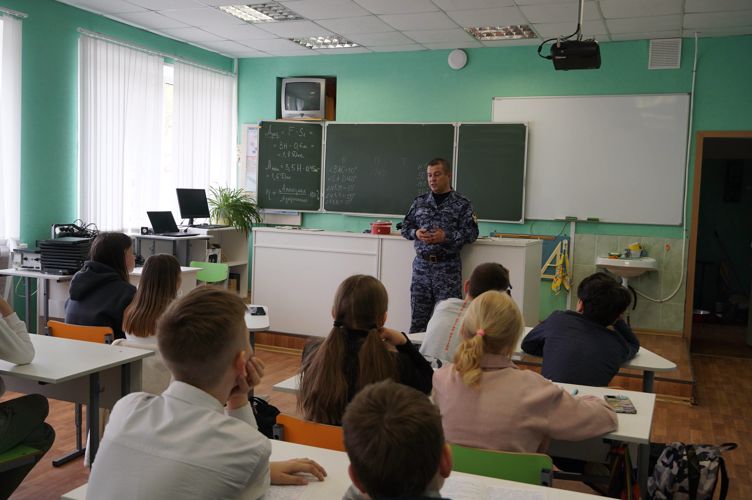 Новгородские росгвардейцы провели для школьников  тематическое занятие «Разговоры о важном»