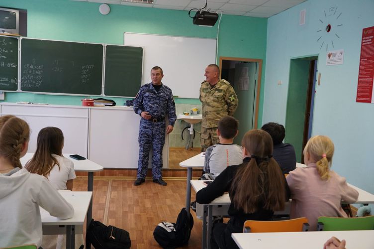 Новгородские росгвардейцы провели для школьников  тематическое занятие «Разговоры о важном»