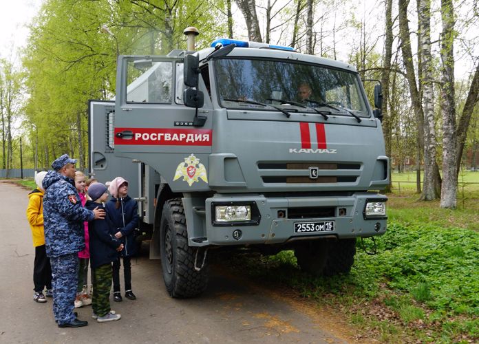 Новгородские росгвардейцы провели для школьников  тематическое занятие «Разговоры о важном»