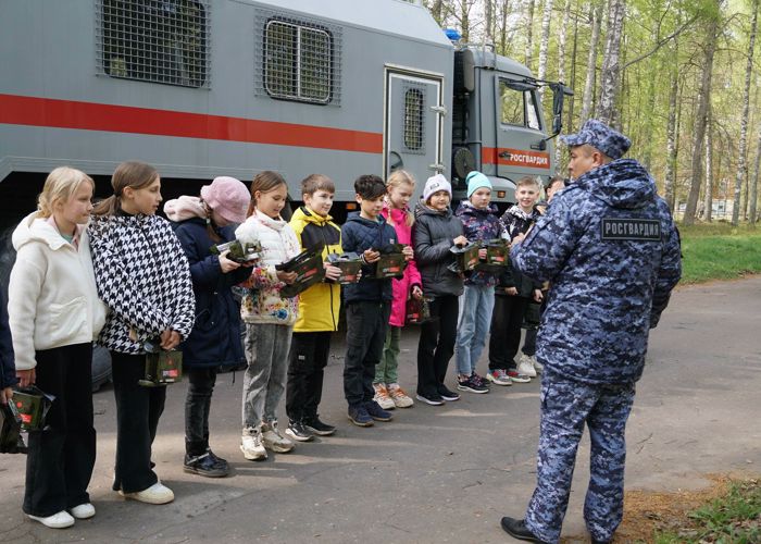 Новгородские росгвардейцы провели для школьников  тематическое занятие «Разговоры о важном»