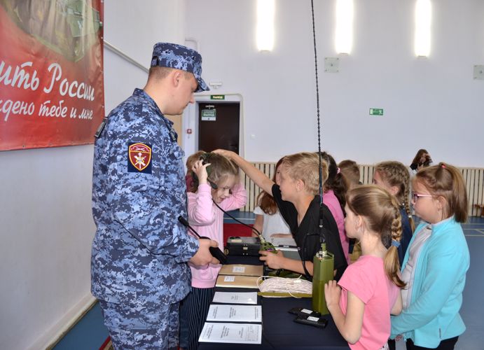 Новгородские росгвардейцы провели для детей выставку средств связи и экипировки  