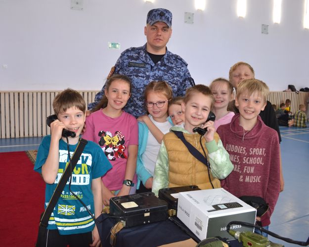 Новгородские росгвардейцы провели для детей выставку средств связи и экипировки  