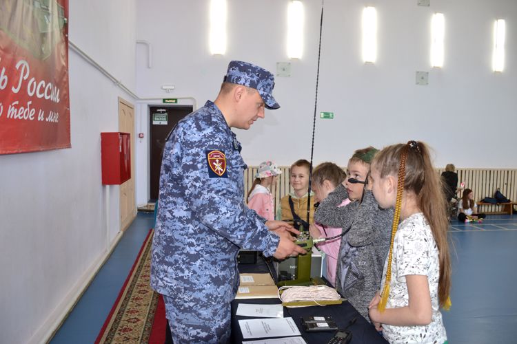 Новгородские росгвардейцы провели для детей выставку средств связи и экипировки  