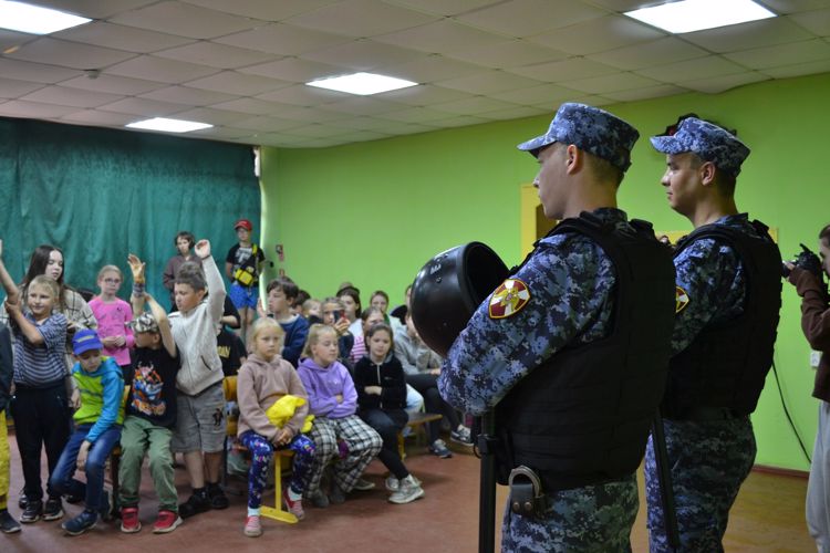  Новгородские росгвардейцы провели урок безопасности для детей 