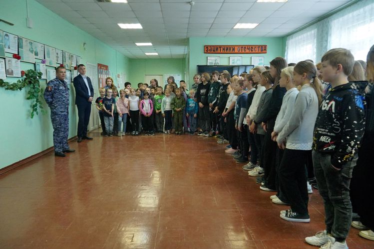 Новгородские росгвардейцы наградили победителей детского конкурса сочинений 