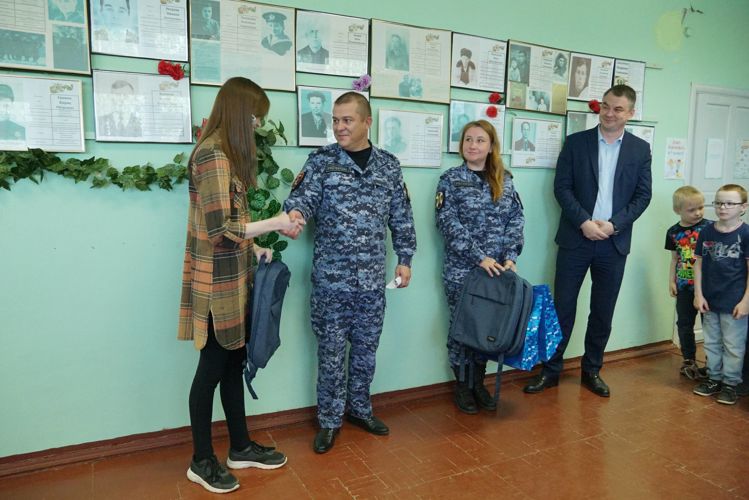 Новгородские росгвардейцы наградили победителей детского конкурса сочинений 