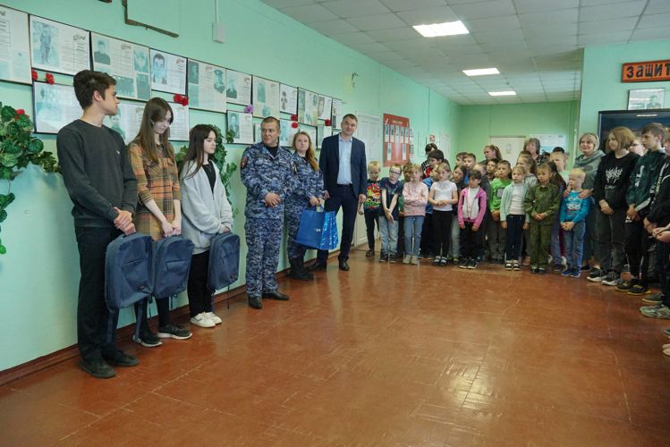 Новгородские росгвардейцы наградили победителей детского конкурса сочинений 