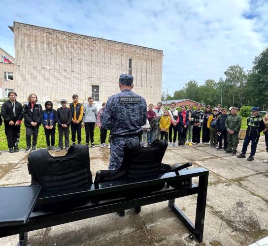Новгородские росгвардейцы провели для детей из подшефного класса  выставку  экипировки