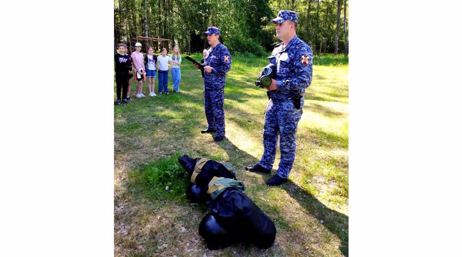 Новгородские росгвардейцы провели для детей из подшефного класса  выставку  экипировки