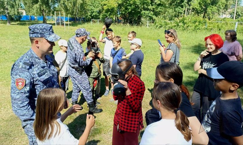 Новгородские росгвардейцы провели для детей из подшефного класса выставку экипировки