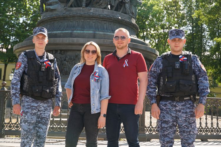 Новгородские росгвардейцы провели патриотическую акцию, посвященную Дню  России