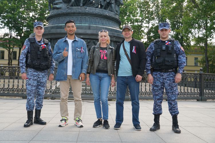 Новгородские росгвардейцы провели патриотическую акцию, посвященную Дню  России