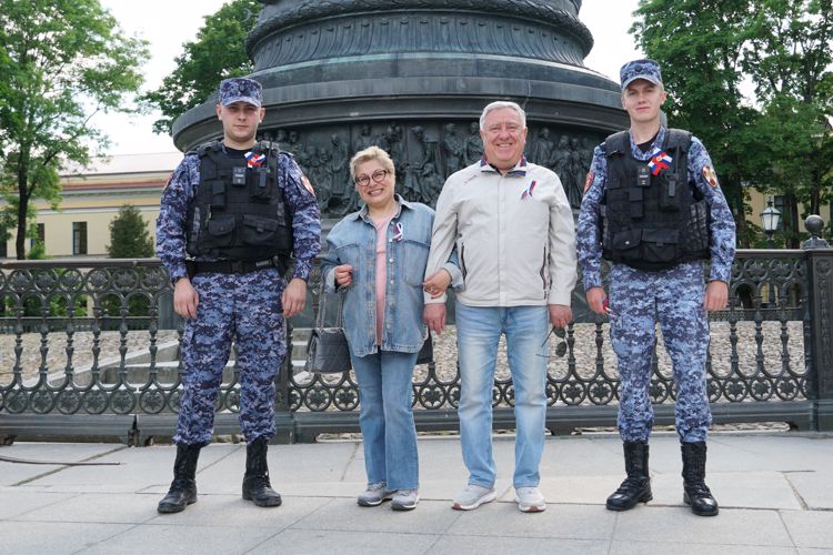 Новгородские росгвардейцы провели патриотическую акцию, посвященную Дню  России