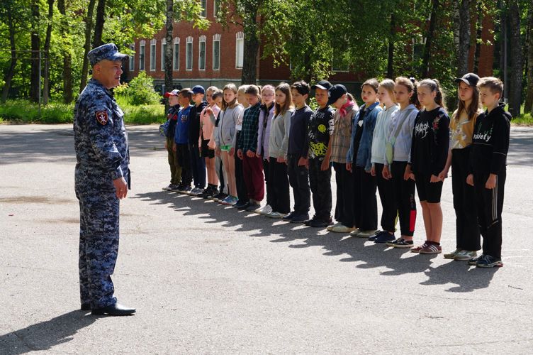  Новгородские росгвардейцы  оценили строевую подготовку  подшефного класса 